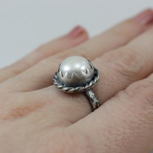 naturalna perła, perła,  srebro,  pierścionek z perłą,  biżuteria srebrna, biżuteria autorska, biżuteria z pereł, pierścionek oksydowany, chileart